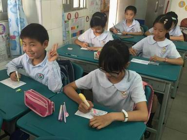 学生们正在写母亲节贺卡.jpg