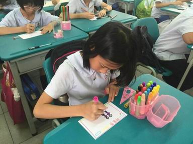 学生们正在写母亲节贺卡2.jpg