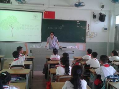 积极举手发言.jpg