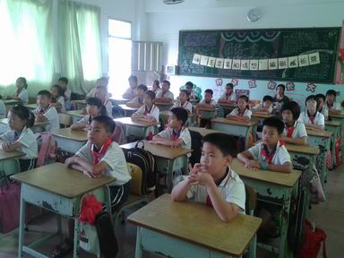 认真聆听社工讲解.jpg