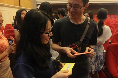市教体局德体艺科谭燕燕副科长与参会者交流.JPG