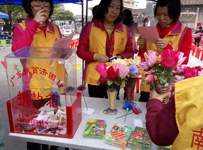 志愿者守在义卖现场_副本.jpg